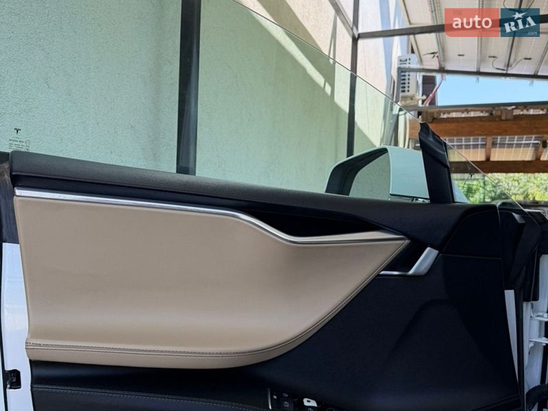 Лифтбек Tesla Model S 2015 в Житомире