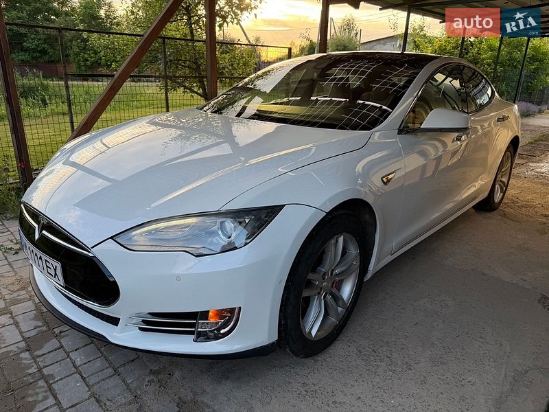 Ліфтбек Tesla Model S 2015 в Житомирі