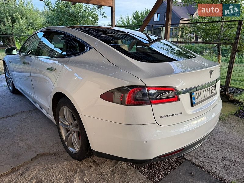 Ліфтбек Tesla Model S 2015 в Житомирі