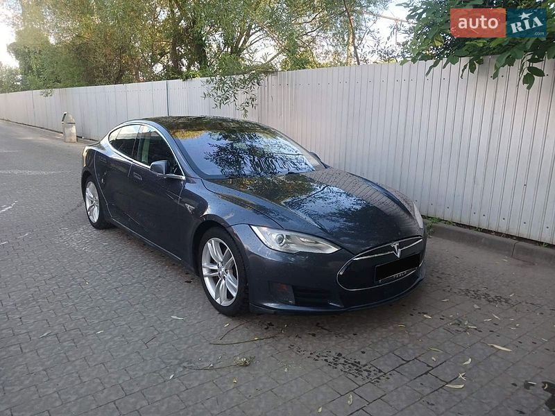 Лифтбек Tesla Model S 2016 в Львове
