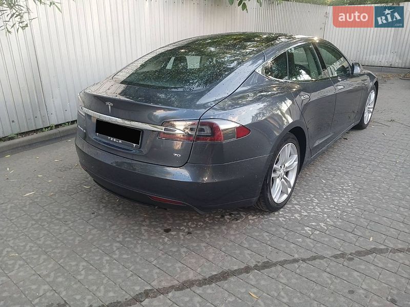 Лифтбек Tesla Model S 2016 в Львове