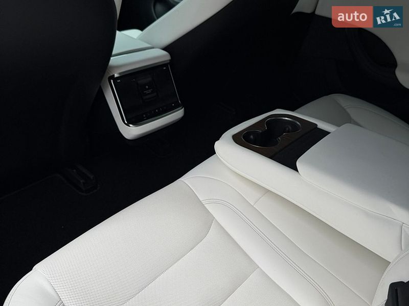 Лифтбек Tesla Model S 2023 в Львове