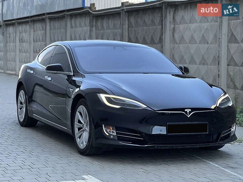 Лифтбек Tesla Model S 2017 в Ивано-Франковске