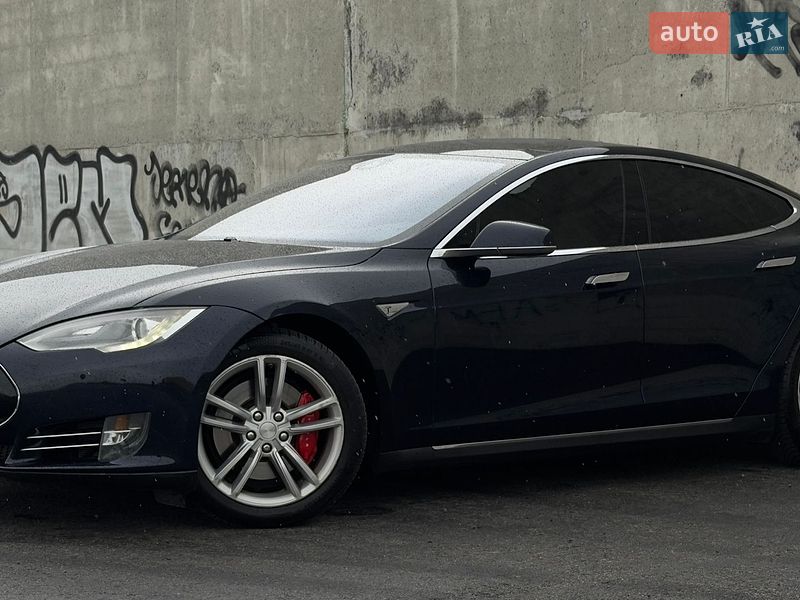 Лифтбек Tesla Model S 2015 в Львове