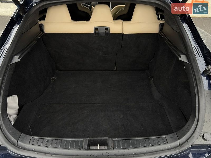 Лифтбек Tesla Model S 2015 в Львове