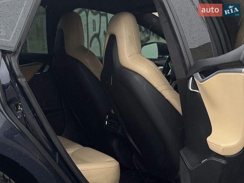 Лифтбек Tesla Model S 2015 в Львове