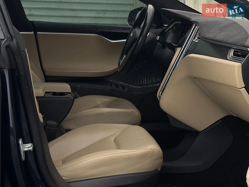Лифтбек Tesla Model S 2015 в Львове