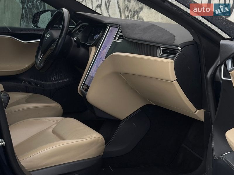 Лифтбек Tesla Model S 2015 в Львове