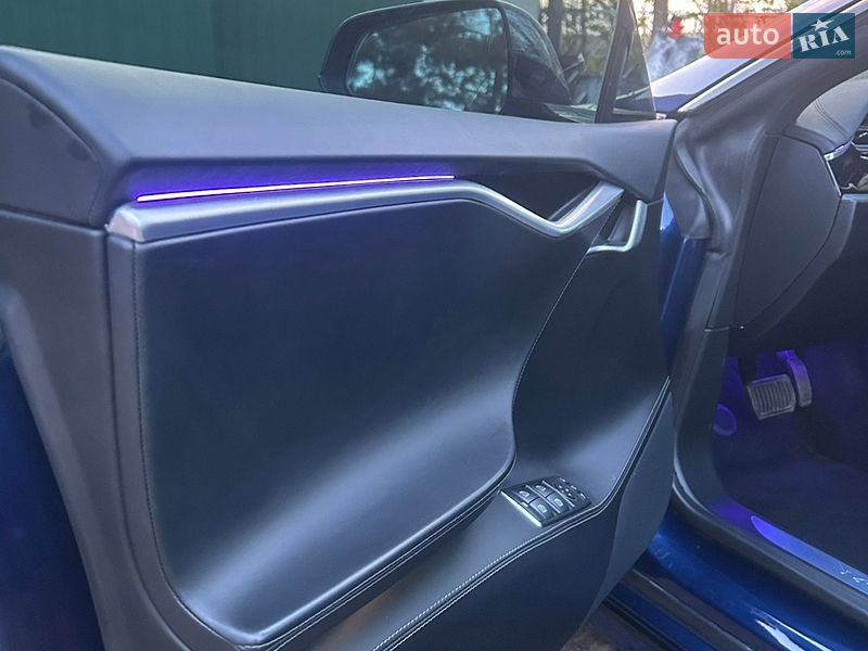 Лифтбек Tesla Model S 2017 в Пирятине