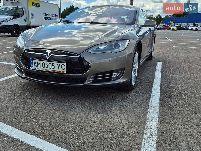 Tesla Model S 2015