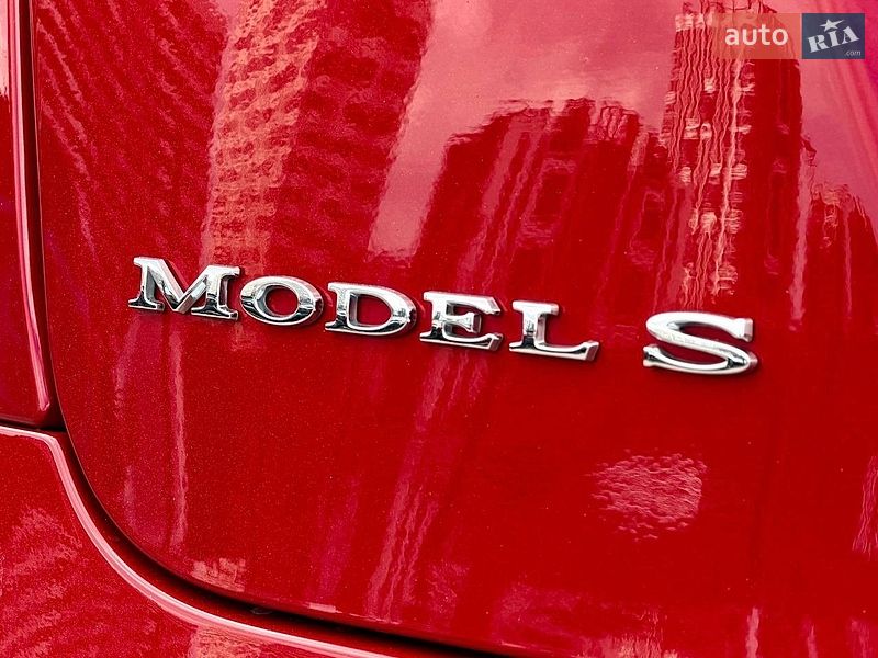 Лифтбек Tesla Model S 2018 в Киеве