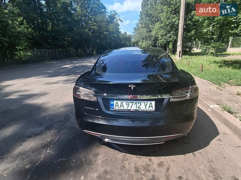 Ліфтбек Tesla Model S 2014 в Києві