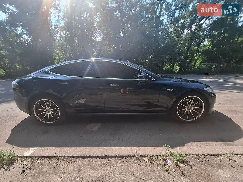 Ліфтбек Tesla Model S 2014 в Києві