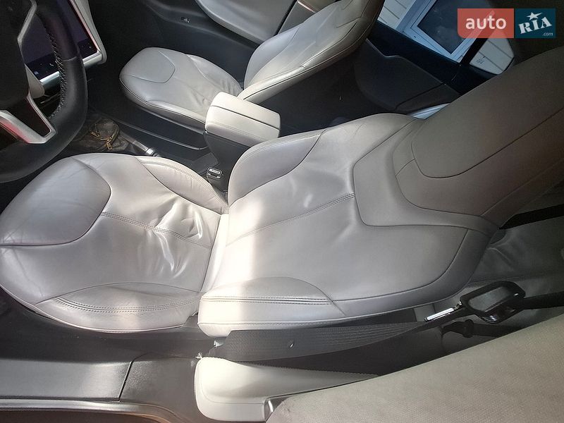 Ліфтбек Tesla Model S 2014 в Києві