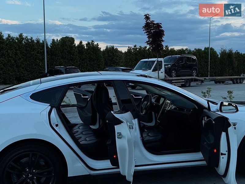 Лифтбек Tesla Model S 2014 в Львове