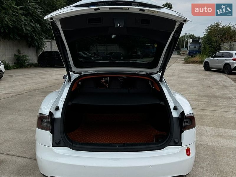 Ліфтбек Tesla Model S 2015 в Одесі