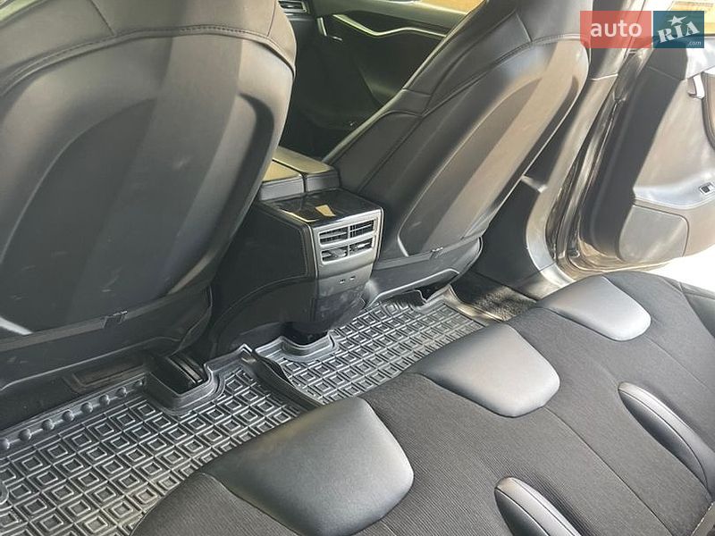 Ліфтбек Tesla Model S 2016 в Житомирі