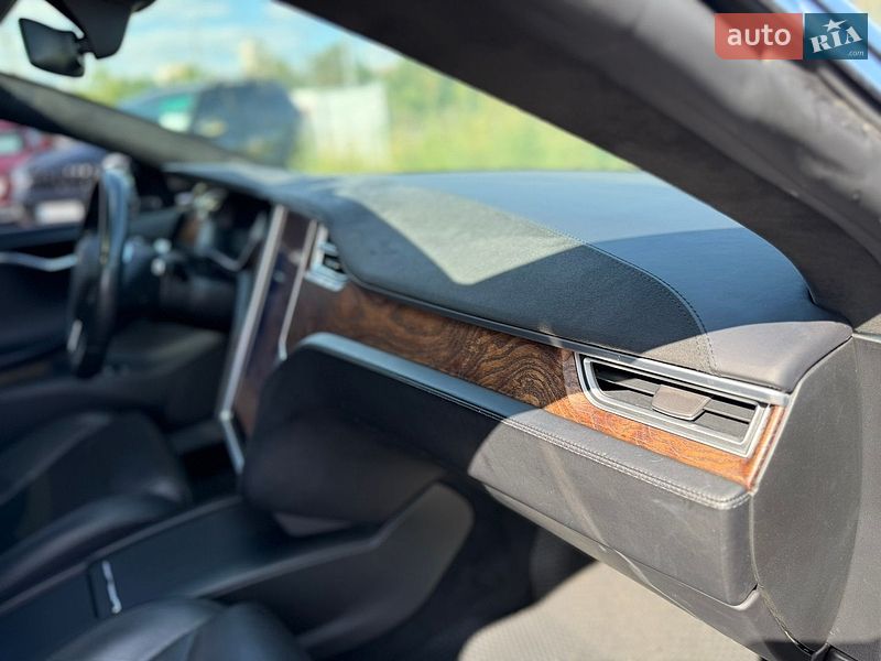 Лифтбек Tesla Model S 2016 в Киеве