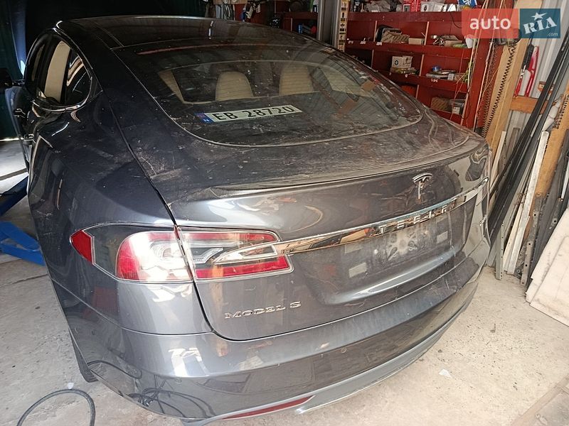 Лифтбек Tesla Model S 2015 в Днепре