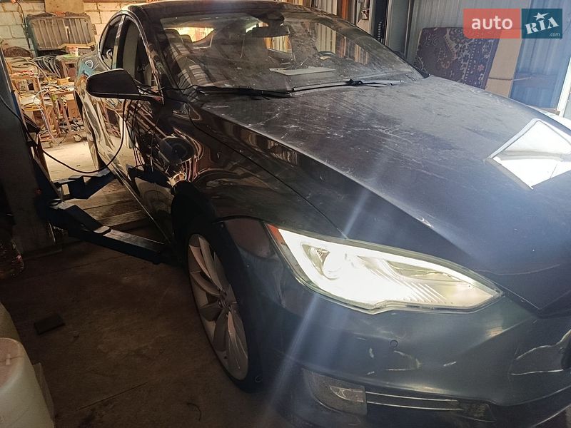 Лифтбек Tesla Model S 2015 в Днепре