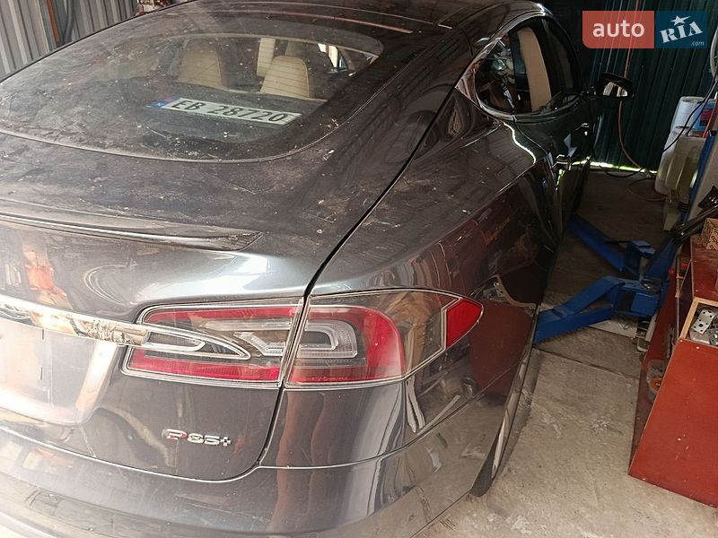 Лифтбек Tesla Model S 2015 в Днепре