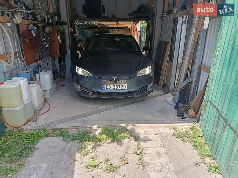 Лифтбек Tesla Model S 2015 в Днепре