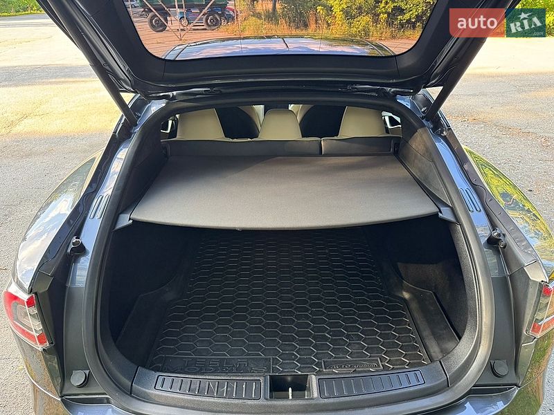 Лифтбек Tesla Model S 2017 в Звягеле