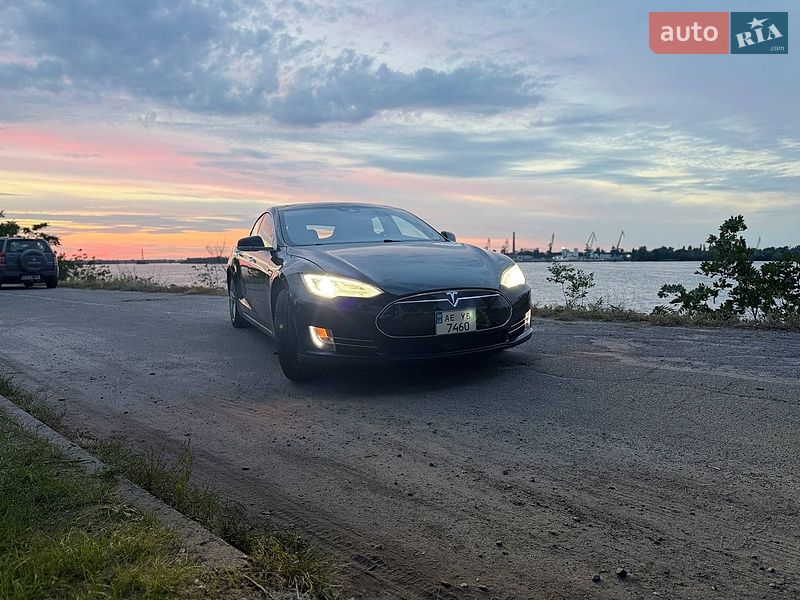 Ліфтбек Tesla Model S 2015 в Дніпрі