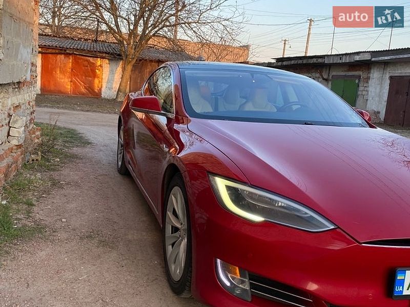 Лифтбек Tesla Model S 2016 в Овруче