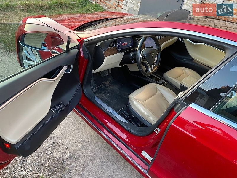Лифтбек Tesla Model S 2016 в Овруче