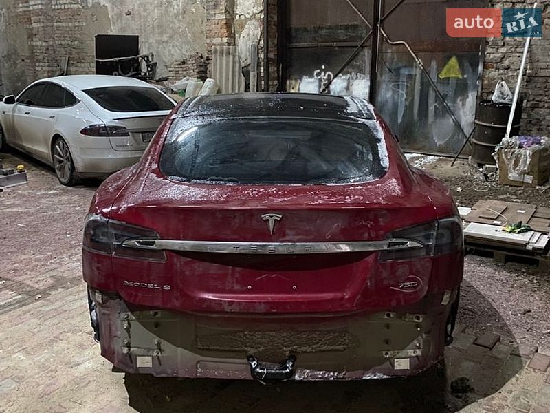 Лифтбек Tesla Model S 2016 в Овруче