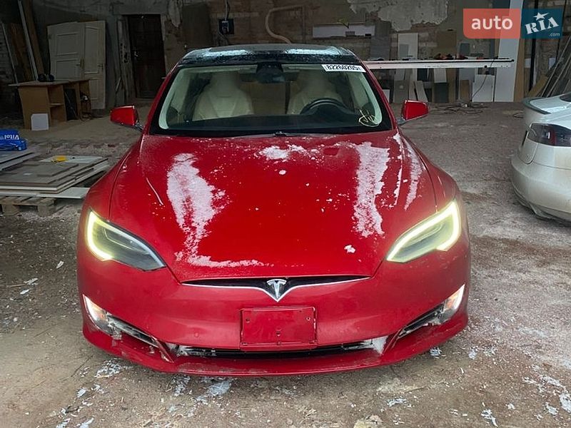 Лифтбек Tesla Model S 2016 в Овруче