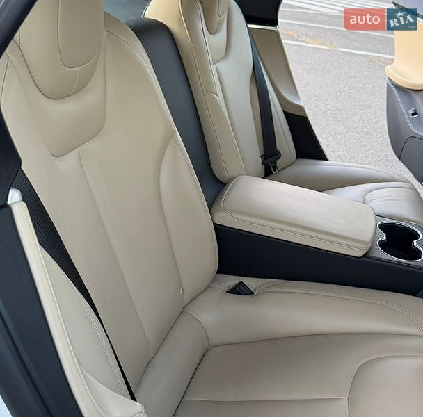 Лифтбек Tesla Model S 2015 в Киеве