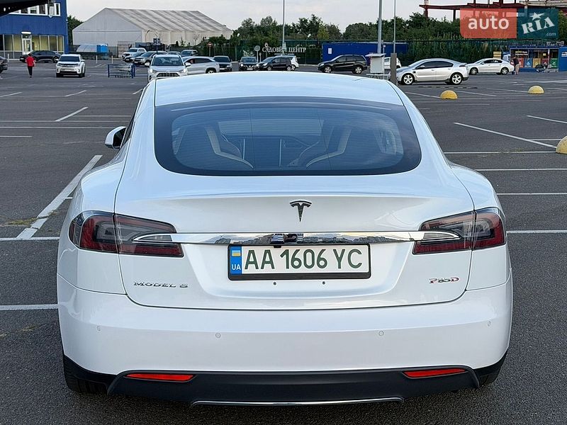 Лифтбек Tesla Model S 2015 в Киеве