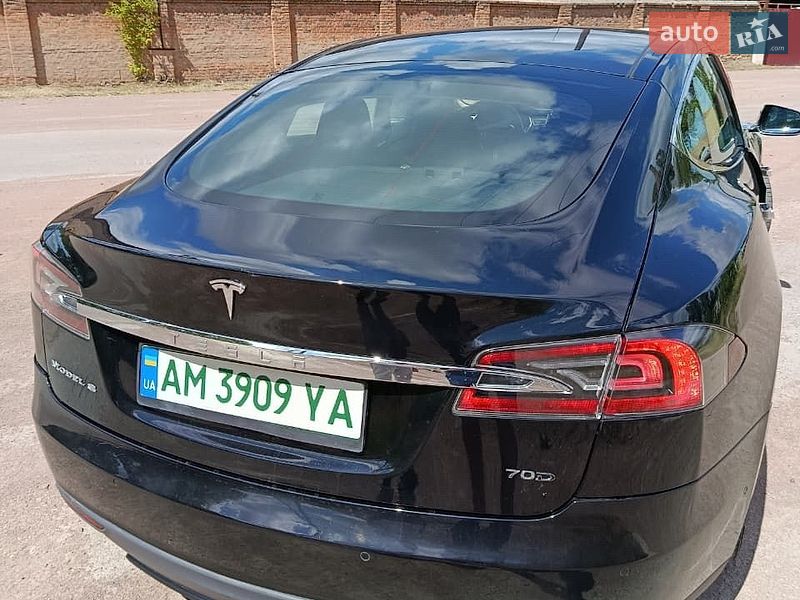 Лифтбек Tesla Model S 2015 в Коростене