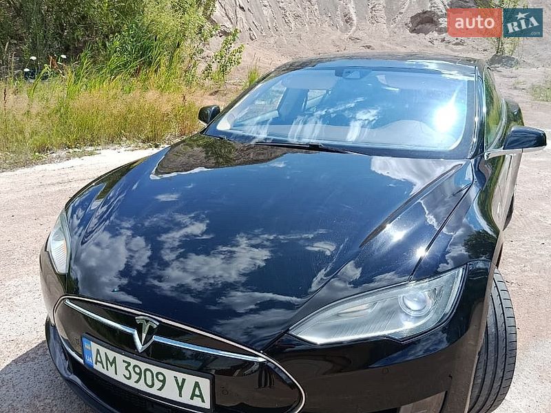 Лифтбек Tesla Model S 2015 в Коростене