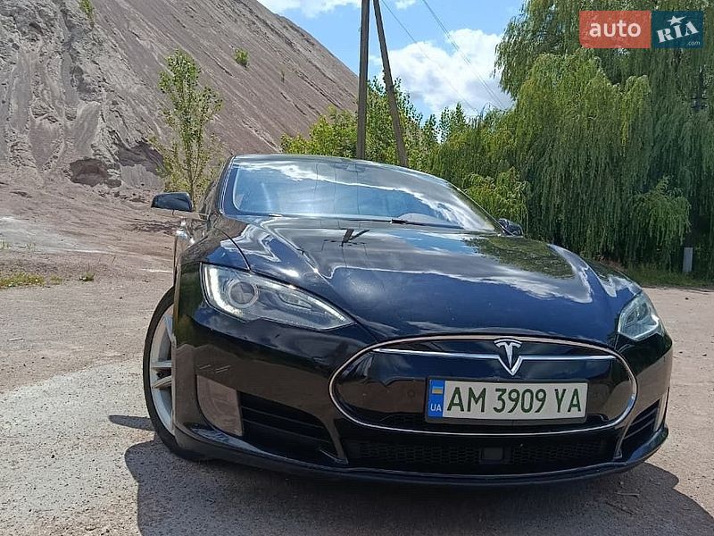 Лифтбек Tesla Model S 2015 в Коростене
