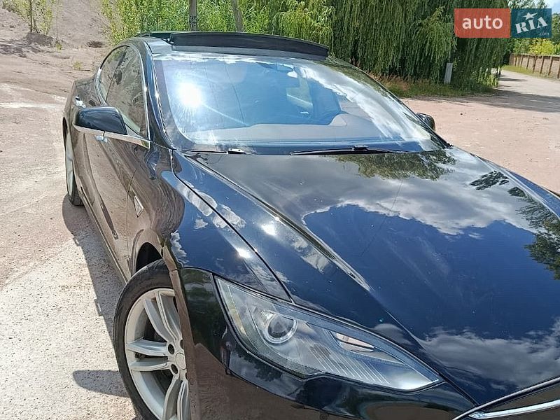 Лифтбек Tesla Model S 2015 в Коростене