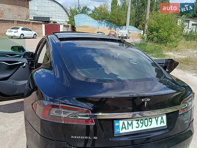 Лифтбек Tesla Model S 2015 в Коростене
