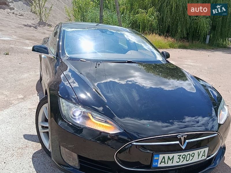 Лифтбек Tesla Model S 2015 в Коростене