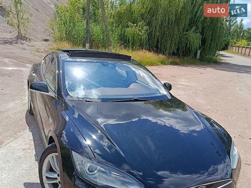 Лифтбек Tesla Model S 2015 в Коростене