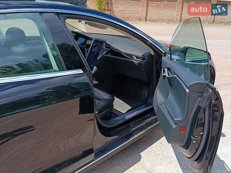 Лифтбек Tesla Model S 2015 в Коростене