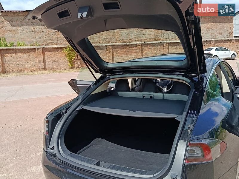 Лифтбек Tesla Model S 2015 в Коростене