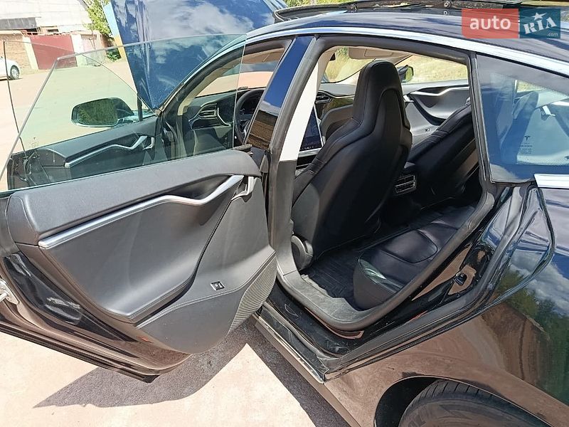 Лифтбек Tesla Model S 2015 в Коростене