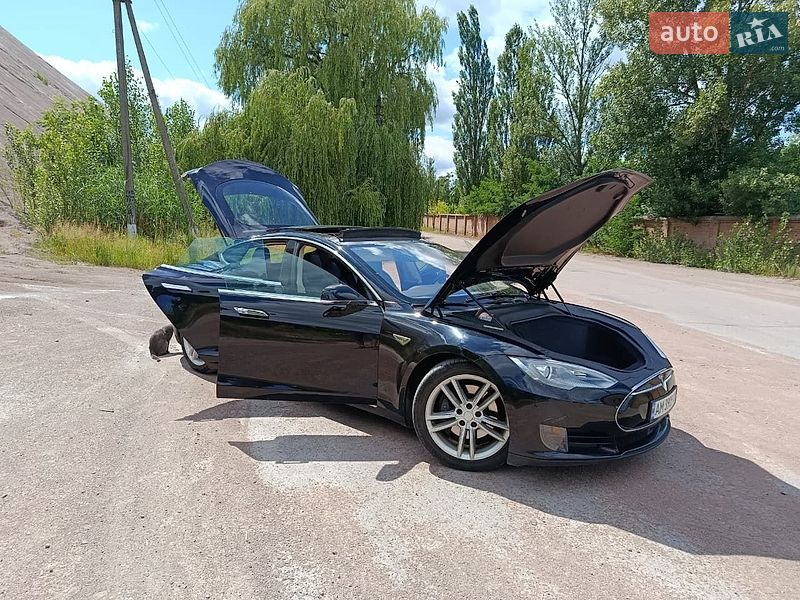 Лифтбек Tesla Model S 2015 в Коростене