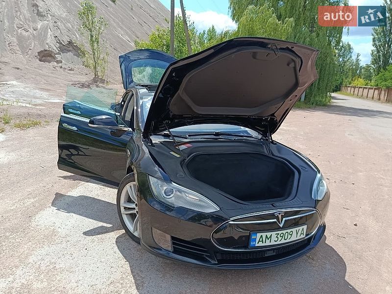 Лифтбек Tesla Model S 2015 в Коростене