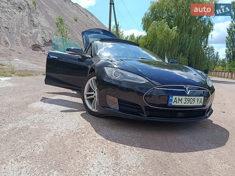 Ліфтбек Tesla Model S 2015 в Коростені