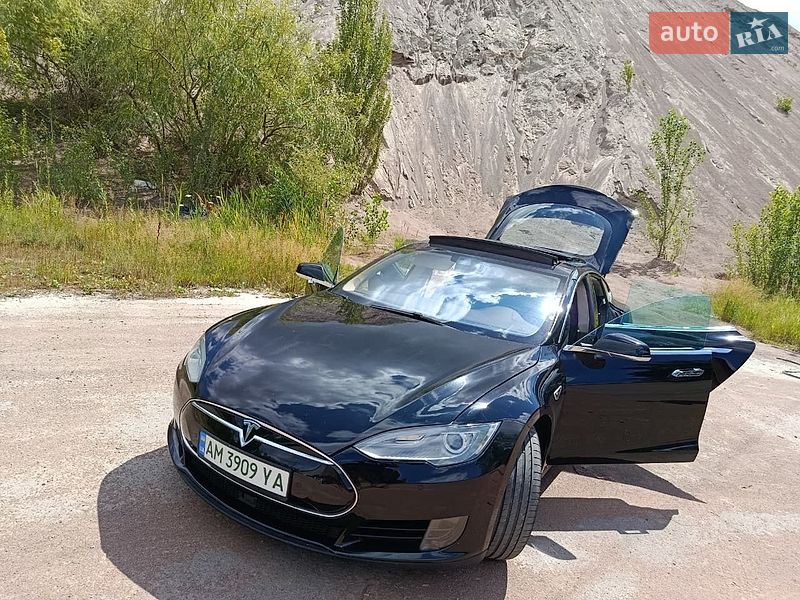 Лифтбек Tesla Model S 2015 в Коростене
