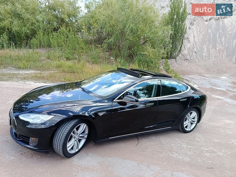 Лифтбек Tesla Model S 2015 в Коростене