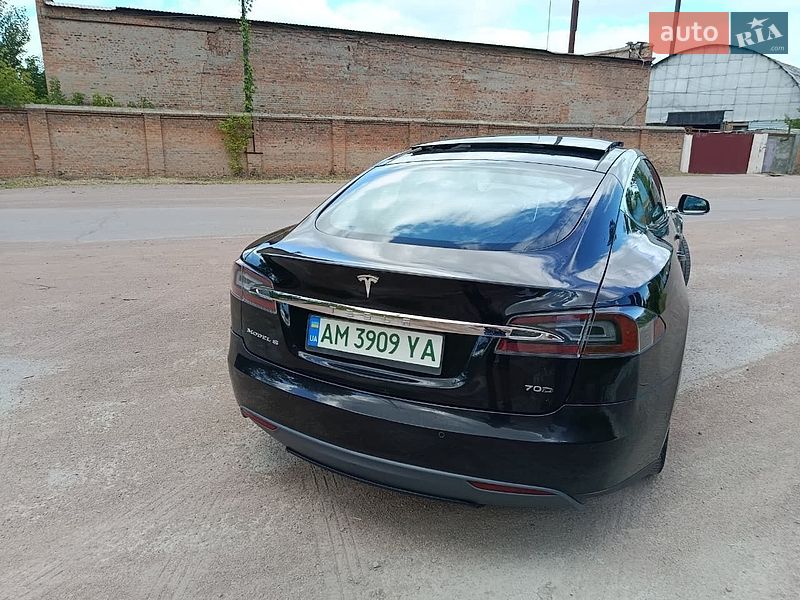 Ліфтбек Tesla Model S 2015 в Коростені